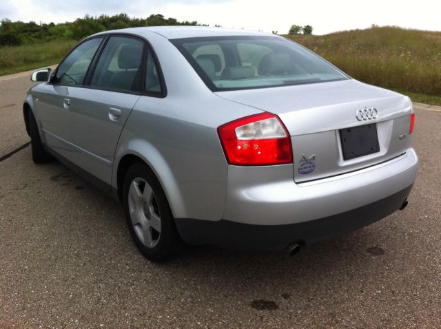 Audi A4 2003 photo 2