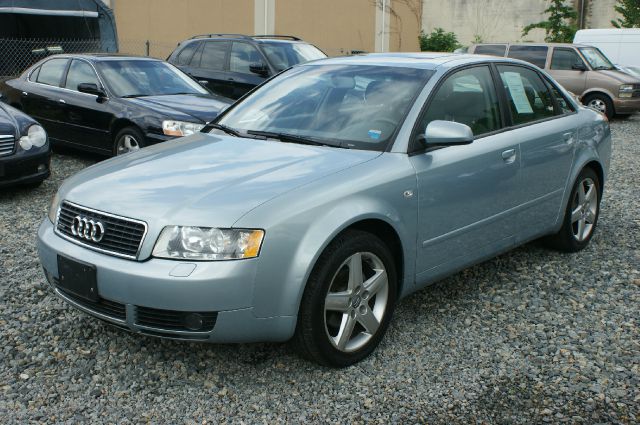 Audi A4 2004 photo 2