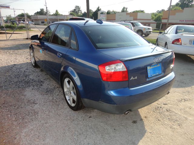 Audi A4 2004 photo 2