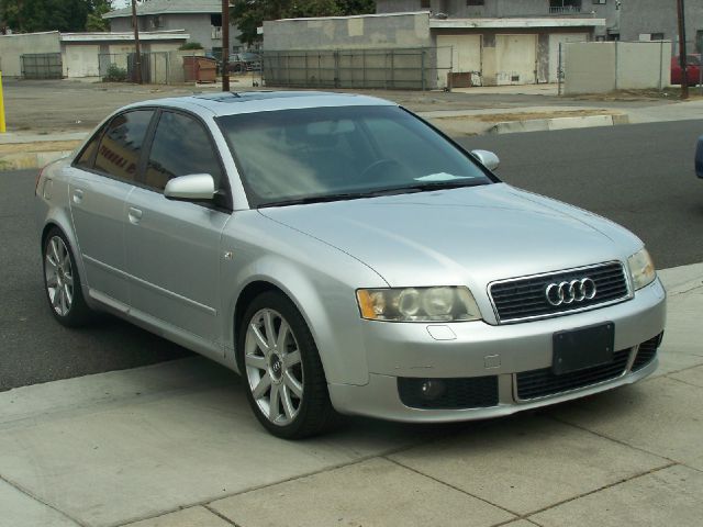 Audi A4 2004 photo 2