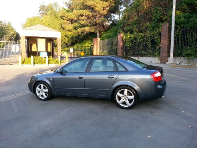 Audi A4 2004 photo 2