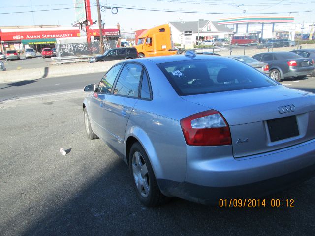 Audi A4 2004 photo 2