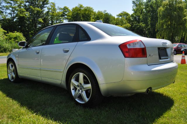 Audi A4 2004 photo 2