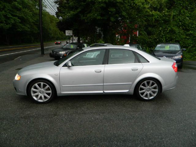 Audi A4 2004 photo 2