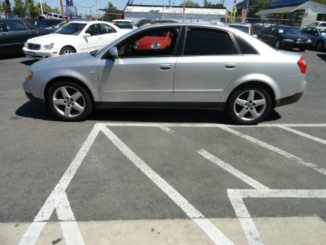 Audi A4 2004 photo 2