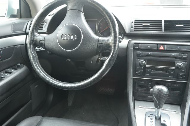 Audi A4 2004 photo 2