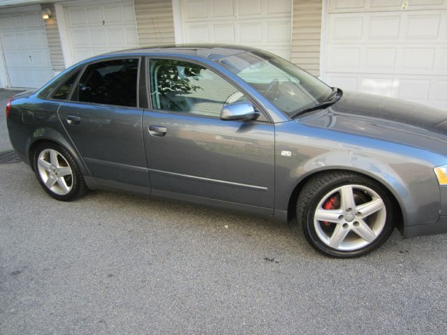 Audi A4 2004 photo 2