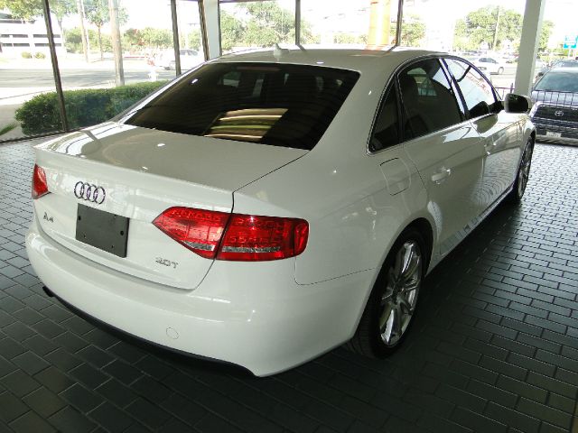 Audi A4 2010 photo 2