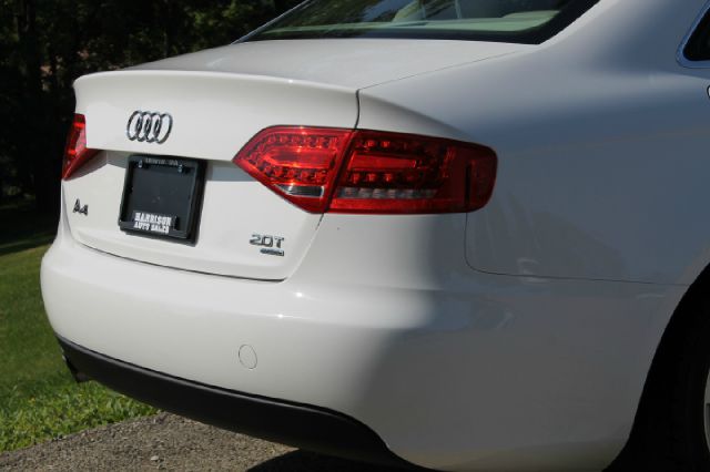 Audi A4 2010 photo 12