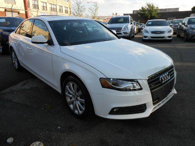 Audi A4 2011 photo 2