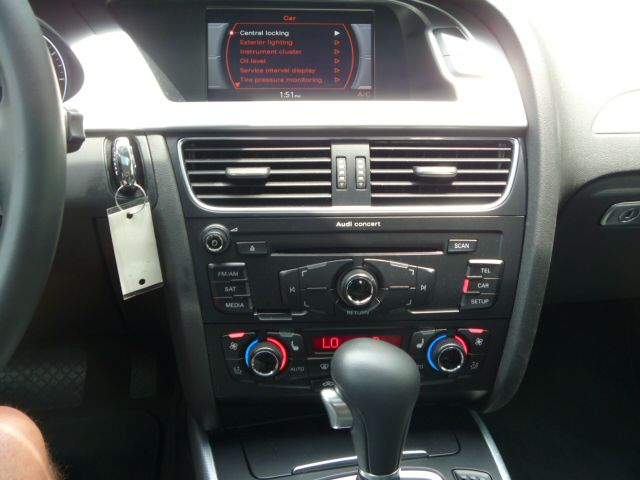 Audi A4 2011 photo 2