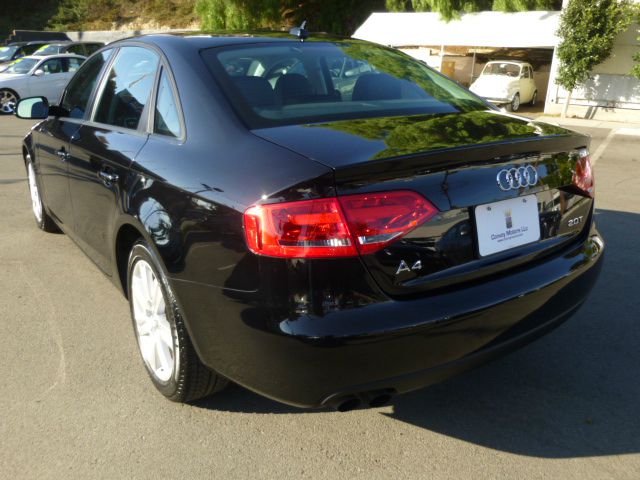 Audi A4 2011 photo 2