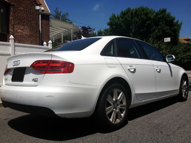 Audi A4 2011 photo 2