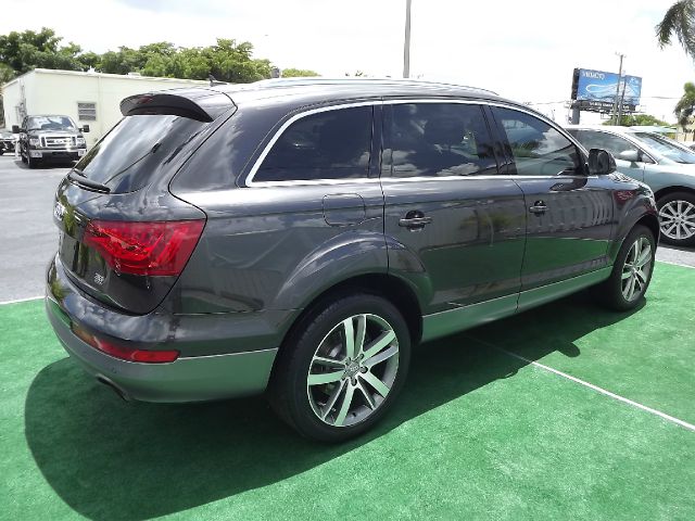 Audi Q7 2010 photo 2