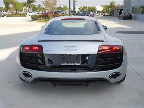 Audi R8 2011 photo 1