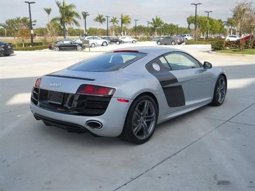 Audi R8 2011 photo 2