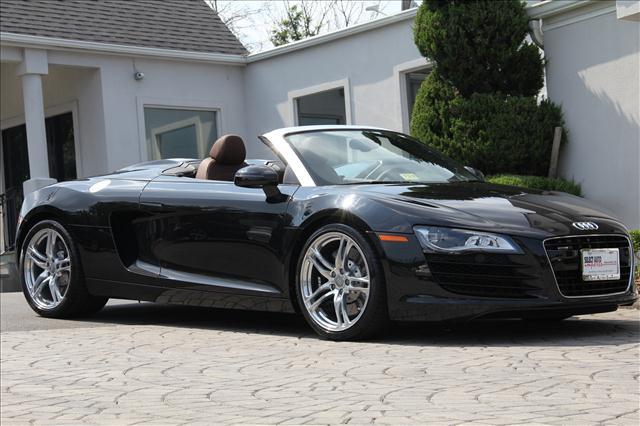 Audi R8 2011 photo 2