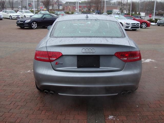 Audi S5 2010 photo 4