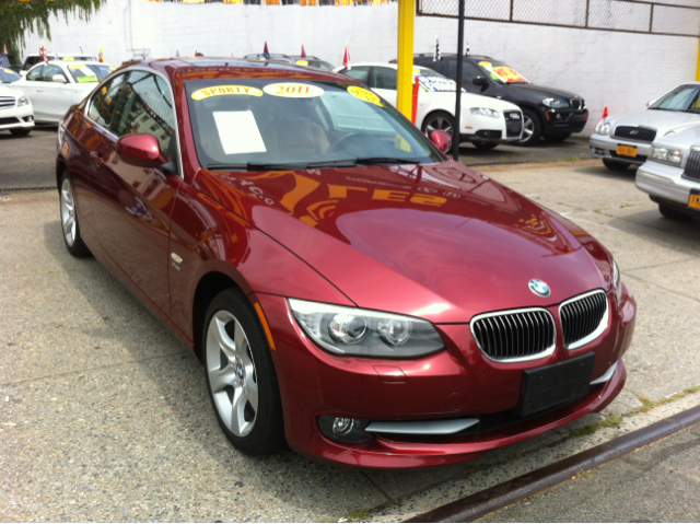 BMW 3-Series 2011 photo 2