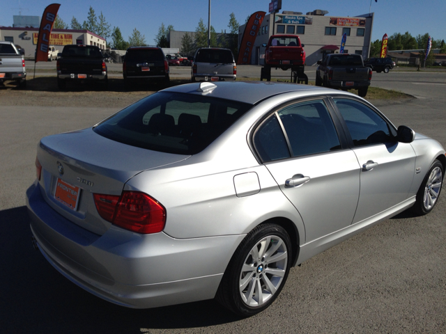 BMW 3-Series 2011 photo 1