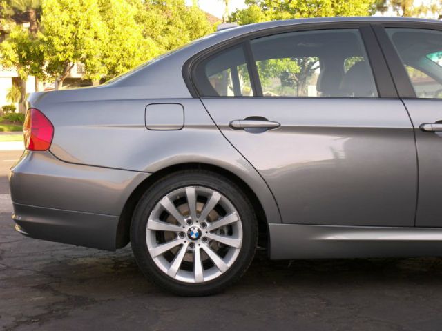 BMW 3 series 2011 photo 2