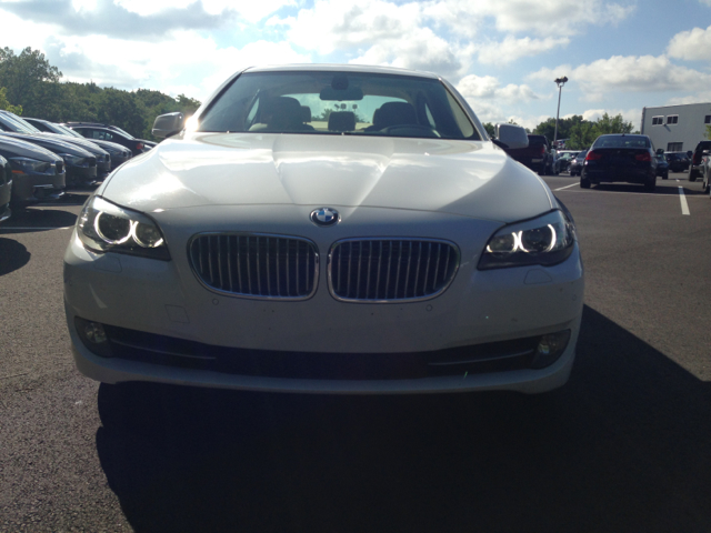 BMW 5-Series 2011 photo 1