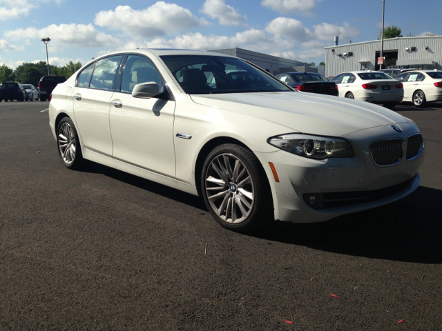 BMW 5-Series 2011 photo 2