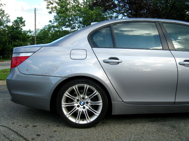 BMW 5 series 2004 photo 2