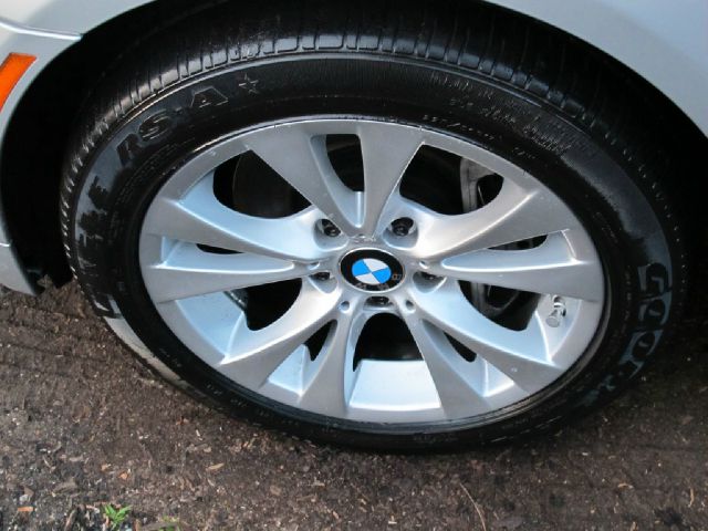 BMW 5 series 2010 photo 18