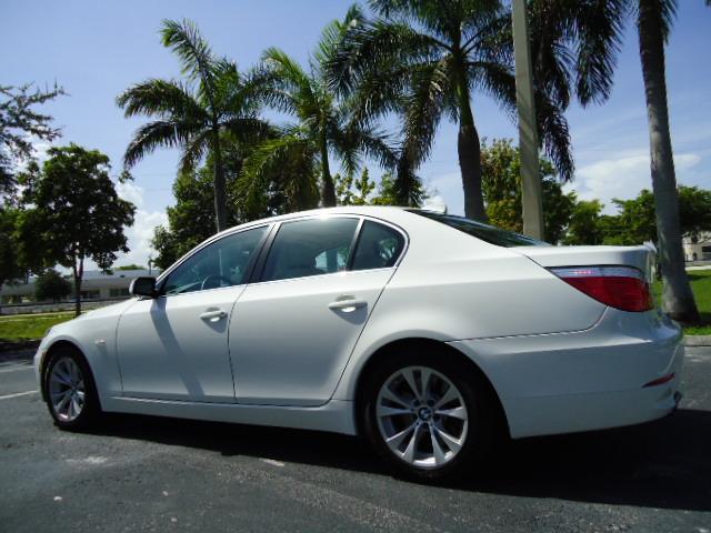 BMW 5 series 2010 photo 2