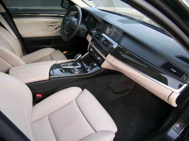 BMW 5 series 2011 photo 17