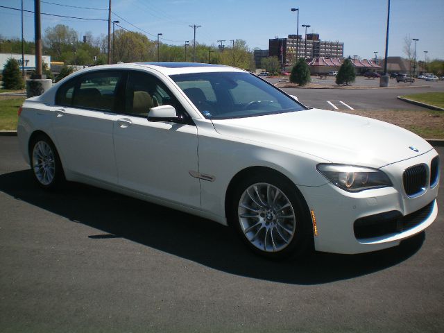 BMW 7 series 2011 photo 2