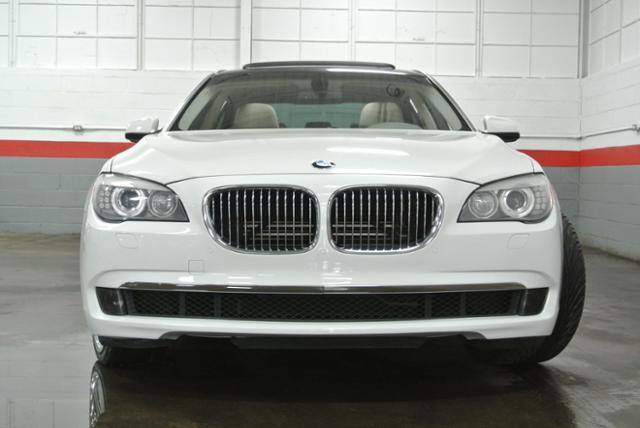 BMW 7 series 2009 photo 17