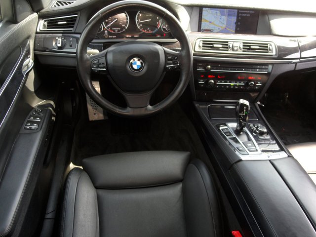 BMW 7 series 2010 photo 3