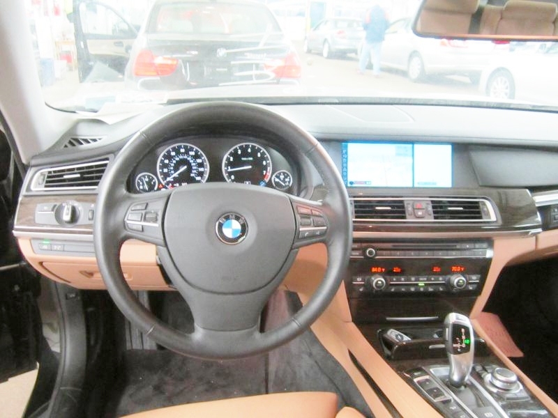 BMW 7 series 2010 photo 2