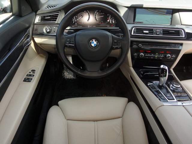 BMW 7 series 2010 photo 1