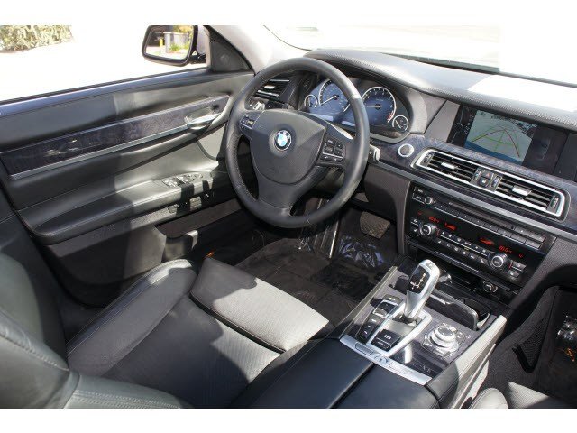 BMW 7 series 2010 photo 2