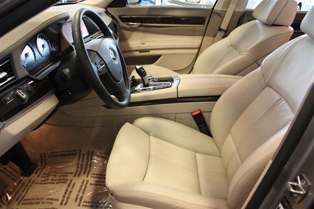 BMW 7 series 2010 photo 1