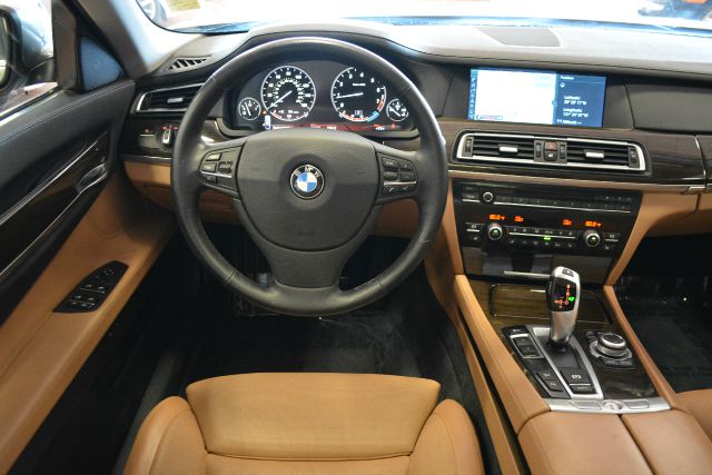 BMW 7 series 2011 photo 2