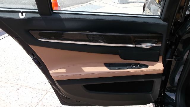 BMW 7 series 2011 photo 2