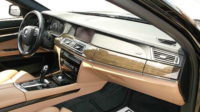 BMW 7 series 2011 photo 26