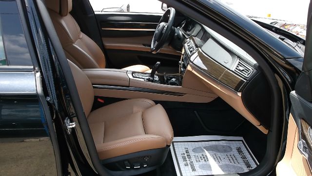 BMW 7 series 2011 photo 3