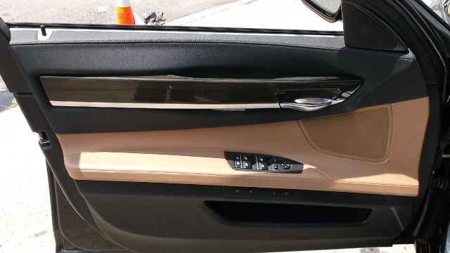 BMW 7 series 2011 photo 32