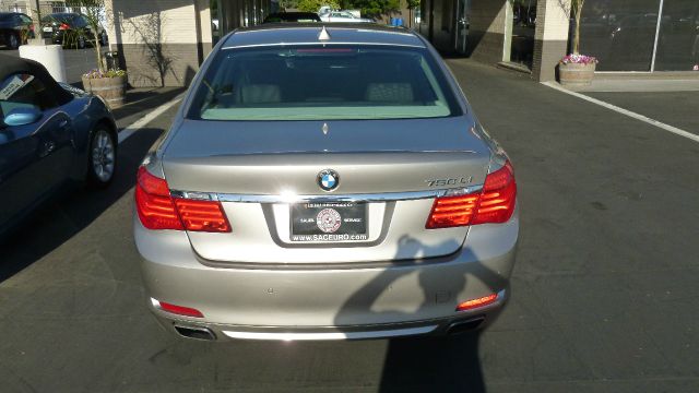 BMW 7 series 2011 photo 17