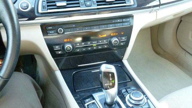 BMW 7 series 2011 photo 30