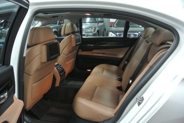 BMW 7 series 2011 photo 21