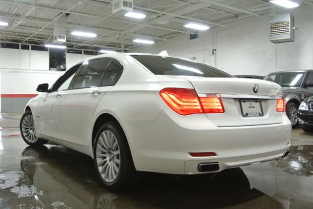 BMW 7 series 2011 photo 27