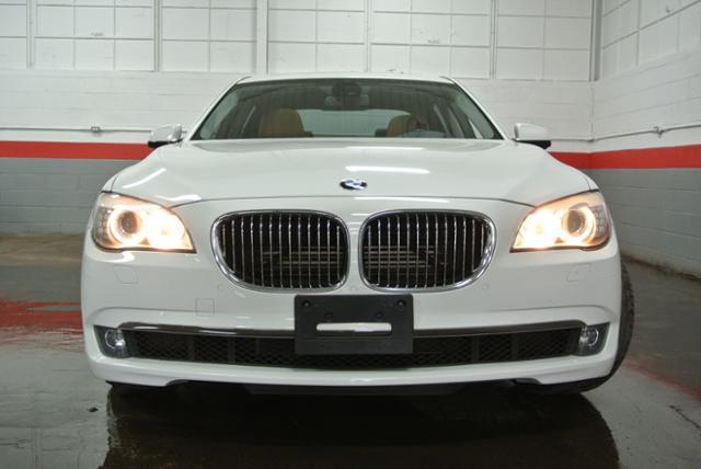 BMW 7 series 2011 photo 28