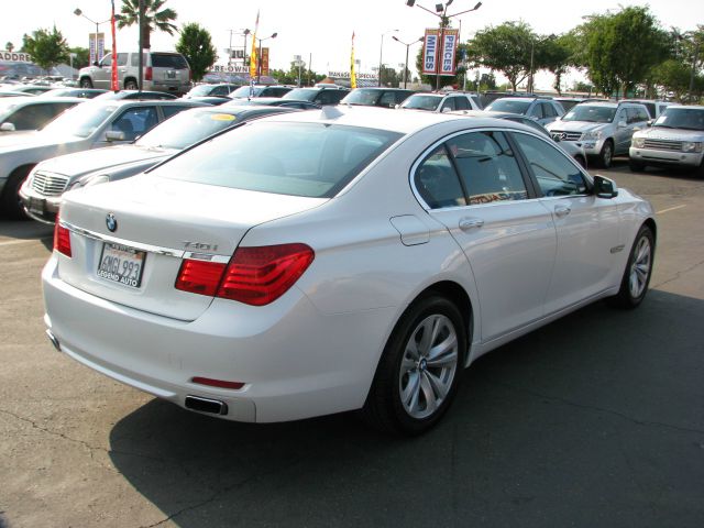 BMW 7 series 2011 photo 2