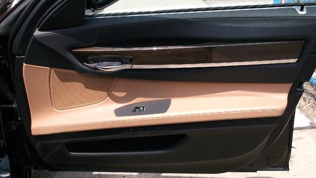 BMW 7 series 2011 photo 30